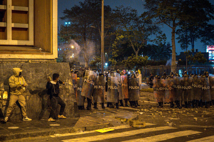 Integrantes de la Policía de Perú se enfrentan a manifestantes este miércoles, en Lima (Perú). EFE/ John Reyes Mejia