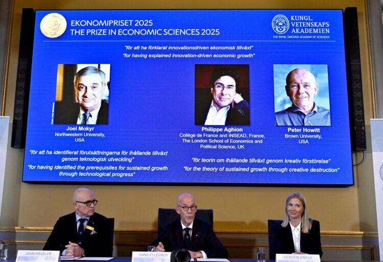 Estocolmo, 13/10/2025.- (De izquierda a derecha) el profesor John Hassler, presidente del Comité del Pemio Nobel de Economía; Hans Ellegren, secretario permanente de la Academia sueca de Ciencias, y la profesora Kerstin Enflo, miembro del Comité del Premio Nobel de Economía anuncian los ganadores de la edición de 2025, en un acto celebrado en Estocolmo: Joel Mokyr, de Estados Unidos; Philippe Aghion, de Francia, y Peter Howitt, de Estados Unidos. EFE/EPA/ANDERS WIKLUND SWEDEN OUT