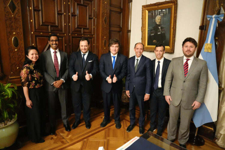 Fotografía cedida por la Presidencia de Argentina de su mandatario Javier Milei (c) posando con ejecutivos de OpenAI durante una reunión. EFE/ Presidencia de Argentina