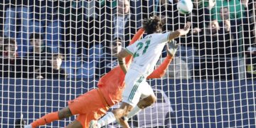 0-1. Dybala mantiene al Roma en lo más alto