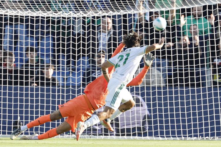 El jugado del Roma Paulo Dybala logra 0-1 durante el partido de la Serie A que han jugado US Sassuolo y AS Roma en Reggio Emilia, Italia. EFE/EPA/ELISABETTA BARACCHI