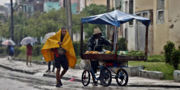 El huracán Melissa se aleja de Cuba degradado a categoría 2 y rumbo a las Bahamas