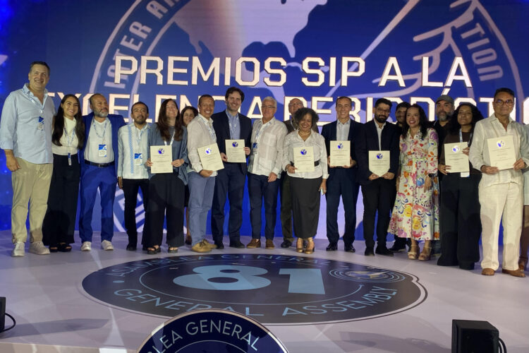 Fotografía de los premiados durante la 81ª Asamblea General de la SIP este sábado, en Punta Cana (República Dominicana). EFE/ Pau Mompó Alberola