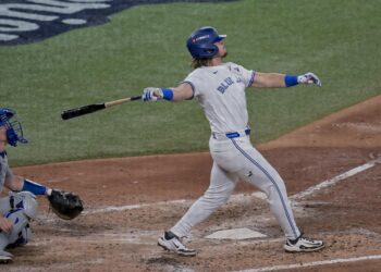 Grand Slam de Barger y jonrón de Kirk ponen arriba a los Azulejos ante los Dodgers en la Serie Mundial