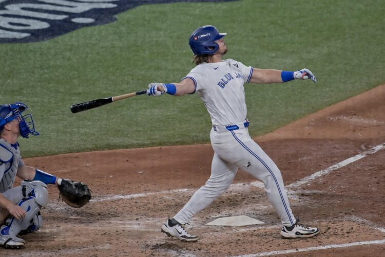Addison Barger, de los Azulejos, bateó grand slam ante los Dodgers durante el sexto inning del primer juego de la Serie Mundial de béisbol en Toronto. EFE/EPA/EDUARDO LIMA