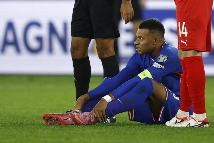 El futbolista francés Kylian Mbappé sentado en el suelo durante el partido de clasificación para la Copa Mundial de la FIFA 2026 del grupo D entre Francia y Azerbaiyán en París, Francia. EFE/EPA/YOAN VALAT
 
//////////