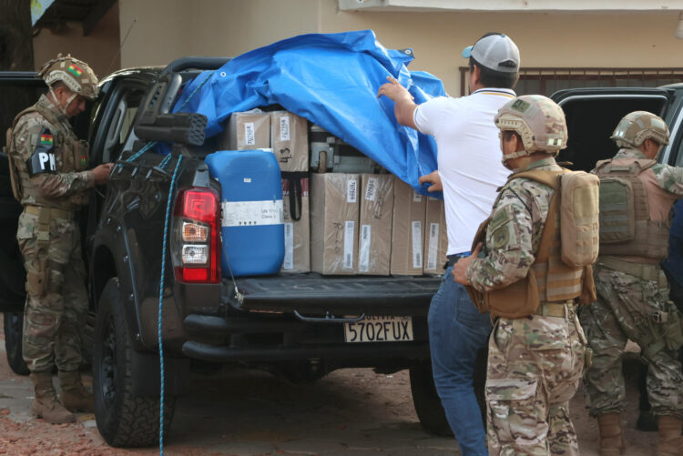 Integrantes del Ejército de Bolivia escoltan material electoral este jueves, en Santa Cruz (Bolivia). Los bolivianos iniciaron el periodo de "silencio electoral" o reflexión previa a la segunda vuelta del domingo por la Presidencia y Vicepresidencia del país que disputarán los binomios liderados por el centrista Rodrigo Paz y el derechista Jorge Quiroga, tras el cierre de campaña de ambas fórmulas en la víspera. EFE/Juan Carlos Torrejon