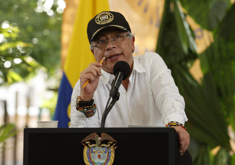 El presidente de Colombia, Gustavo Petro, habla en un evento protocolario de destrucción de armas este miércoles, en Puerto Asís (Colombia). EFE/ Mauricio Dueñas Castañeda