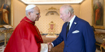 El papa y el rey Carlos III rezan juntos en la Capilla Sixtina