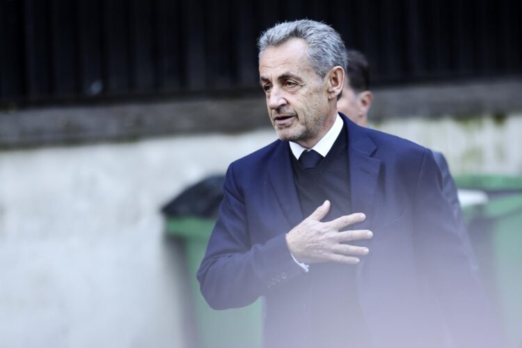 El expresidente francés Nicolas Sarkozy abandona su casa para ingresar en la prisión de La Santé, en París, Francia, el 21 de octubre de 2025. EFE/EPA/TERESA SUAREZ