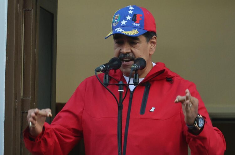 Fotografía del presidente de Venezuela, Nicolás Maduro (d) durante un pronunciamiento, en el Palacio de Miraflores, en Caracas (Venezuela). EFE/Miguel Gutiérrez