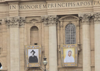 El Vaticano exhibe los retratos de José Gregorio Hernández y Carmen Rendiles en vísperas de su canonización