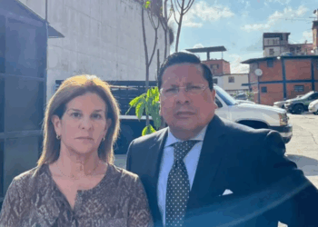 “Nos dimos el abrazo largamente postergado”: esposa de Perkins Rocha logró visitarlo tras más de un año detenido e incomunicado