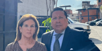 “Nos dimos el abrazo largamente postergado”: esposa de Perkins Rocha logró visitarlo tras más de un año detenido e incomunicado