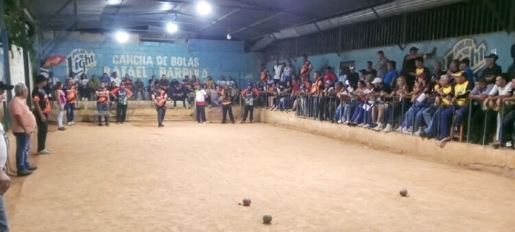 Cancha "Rafael Barrera" del centro familiar "Inversiones Barrera" se llenó hasta el tope para presenciar la gran final (Foto Hablemos de Deporte)