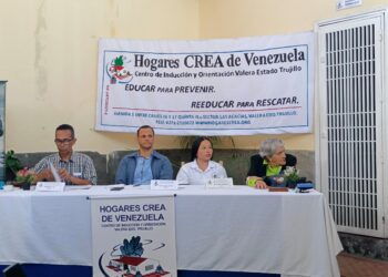 Hogares C.R.E.A. realizó conversatorio sobre alcoholismo y salud mental