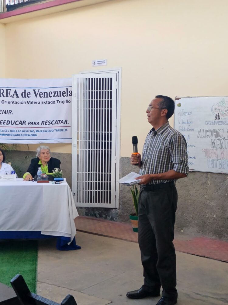 Hogares C.R.E.A. realizó conversatorio sobre alcoholismo y salud mental
