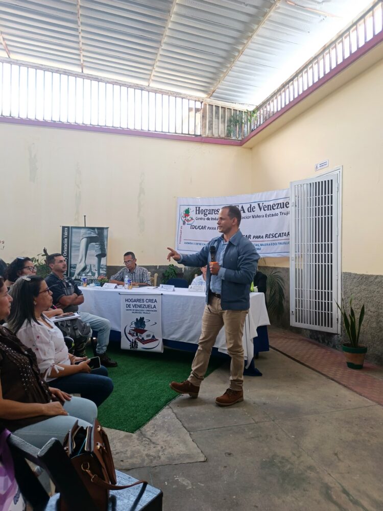 Hogares C.R.E.A. realizó conversatorio sobre alcoholismo y salud mental