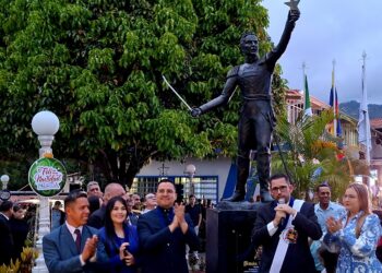 Mérida celebró sus 467 años develando monumento al Libertador