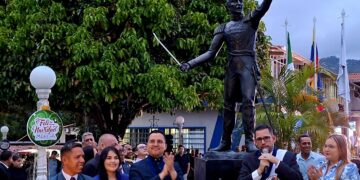 Mérida celebró sus 467 años develando monumento al Libertador
