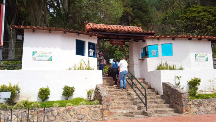 Durante 24 horas consecutivas, equipos de trabajo realizaron labores de limpieza y rehabilitación en los espacios afectados por el agua
