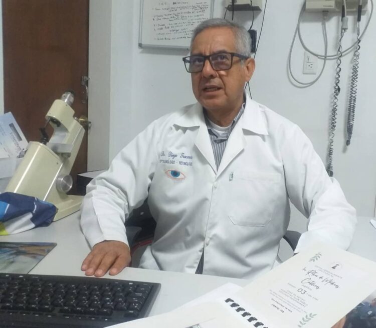Doctor Diego Troconis, anuncia la charla sobre JGH en el liceo Rafael Rangel.