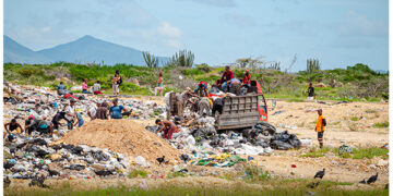 Cotejo.info revela cómo 20 familias sobreviven entre la basura en el vertedero de Paraguaná