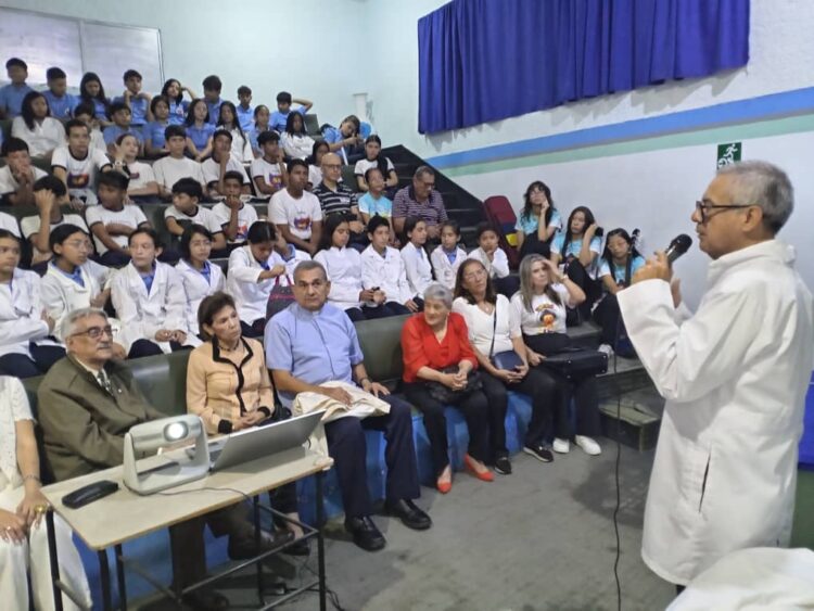 El doctor Diego Troconis, expositor y presentador del evento en el Rafael Rangel.