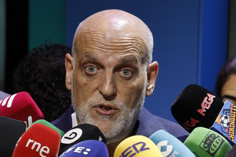 Javier Tebas, presidente de LaLiga, atiende a los medios durante la presentación del documental "El Sentido", sobre LaLiga Genuine Moeve, competición formada por equipos del colectivo de personas con discapacidad intelectual, este lunes en Madrid. EFE/Sergio Pérez