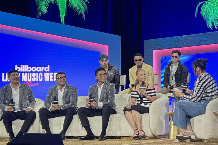 Los artistas Luck Ra, Bebeshito y Guaynaa (arriba), los integrantes del Grupo 5 y Olga Tañón participan en el tercer día de la Semana de la Música Latina de Billboard este miércoles, en el teatro The Fillmore, en Miami Beach (Estados Unidos). EFE/ Blanca Escriche