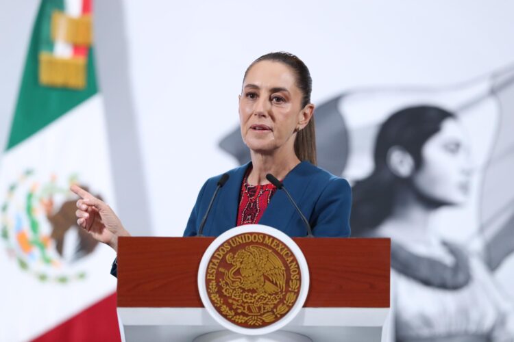 La presidenta de México, Claudia Sheinbaum, habla en una rueda de prensa este miércoles, en Palacio Nacional de la Ciudad de México (México). EFE/Mario Guzmán