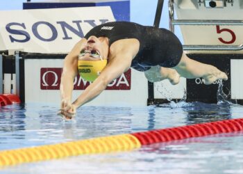 Kate Douglas (100 libre) y Kaylee McKeown (200 espalda) récords mundiales en piscina corta