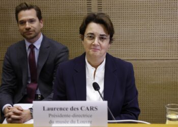 La presidenta del Louvre admite que se tardó en detectar la llegada de los ladrones