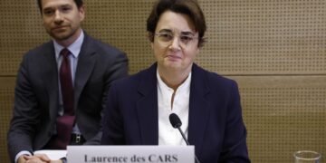 La presidenta del Louvre admite que se tardó en detectar la llegada de los ladrones