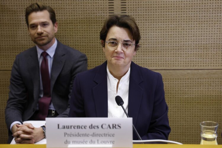 La presidenta y directora del Louvre, Laurence des Cars (R), observa antes de ser interrogada por senadores tras el espectacular robo en el Louvre, en el Senado francés en París, Francia, 22 de octubre de 2025. El Museo del Louvre fue objetivo de un robo por parte de varios criminales que rompieron ventanas para robar ocho valiosas piezas de joyería real el 19 de octubre. (Francia) EFE/EPA/YOAN VALAT