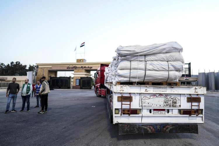 Imagen del 20 de octubre de 2025 de un camión con ayuda humanitaria en el paso fronterizo de Rafah, en Egipto. EFE/EPA/STRINGER