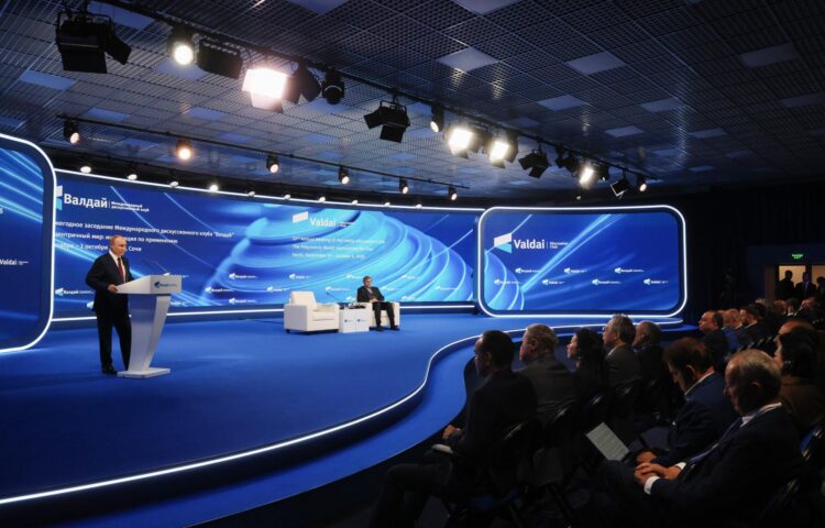 El presidente ruso, Vladímir Putin, pronuncia un discurso durante la sesión plenaria de la 22.ª reunión anual del Club de Discusión Valdái en Sochi, región de Krasnodar, Rusia, el 2 de octubre de 2025. (Rusia)EFE/EPA/MIKHAIL METZEL / SPUTNIK / KREMLIN POOL MANDATORY CREDIT