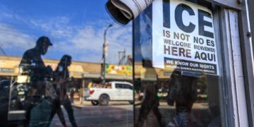 HRW: ICE recurrió a tácticas violentas para reprimir protestas migratorias en Chicago