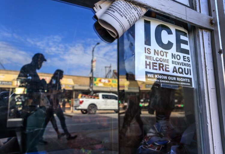 Fotografía de archivo de un cartel en la puerta de una tienda en Chicago (EE.UU.) indicando que los agentes de inmigración no son bienvenidos dentro del lugar. EFE/EPA/CRISTOBAL HERRERA-ULASHKEVICH