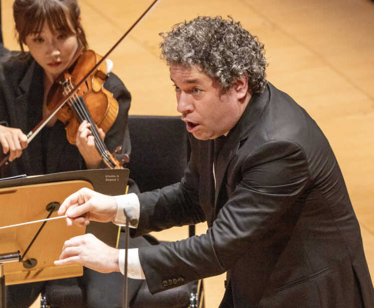 El compositor y director de orquesta venezolano, Gustavo Dudamel, dirige la orquesta este martes, en el Walt Disney Concert Hall en Los Ángeles (EE.UU.). Dudamel celebró con una "fiesta" su legado tras 17 años como director musical y artístico de la Filarmónica de Los Ángeles (LA Phil), una de las orquestas más prestigiosas de EE.UU. y de la que se despide en esta temporada. EFE/ Armando Arorizo