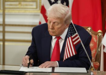 Trump firma acuerdos en el sector de tierras raras en su gira asiática antes de ver a Xi