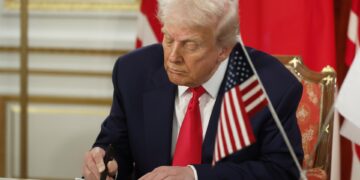 Trump firma acuerdos en el sector de tierras raras en su gira asiática antes de ver a Xi