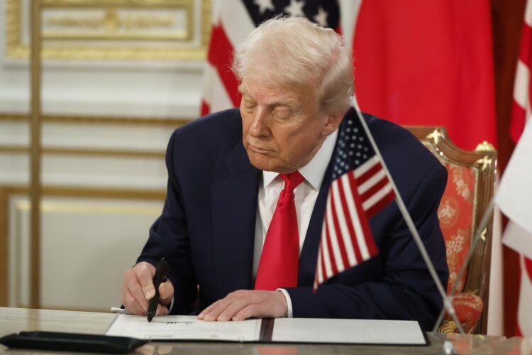 Tokyo (Japan), 28/10/2025.- El presidente de Estados Unidos, firma un acuerdo con Japón para ampliar el acceso de Washington a las tierras raras y minerales críticos en el país asiático. EFE/EPA/KIYOSHI OTA / BLOOMBERG POOL