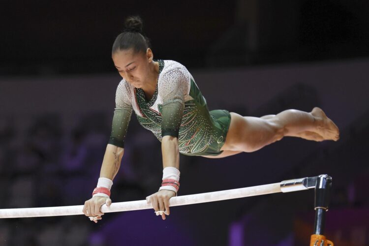 La gimnasta argelina Nemour Kaylia, la medalla de oro en la final de asimétricas. EFE/EPA/MAST IRHAM