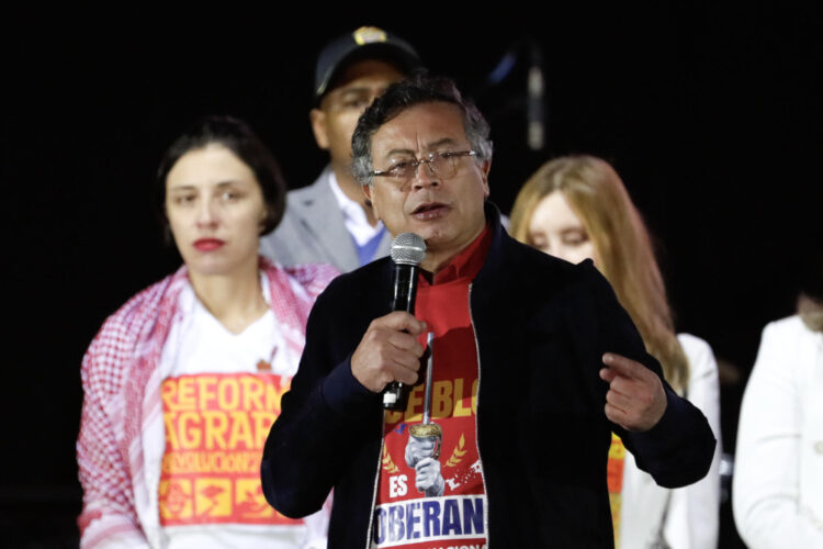 Fotografía del 24 de octubre de 2025 del presidente de Colombia, Gustavo Petro, habla en la plaza de Bolívar, en Bogotá (Colombia). EFE/ Carlos Ortega