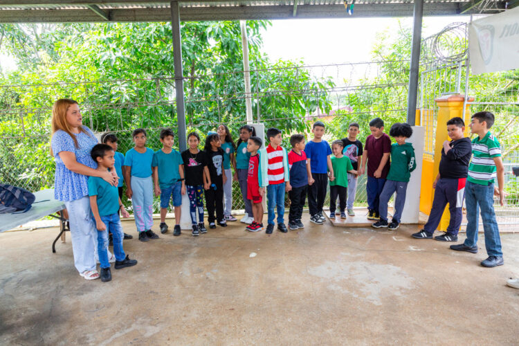 Fotografía del 27 de septiembre de 2025, que muestra a la maestra Yudith Thomas (i) durante una clase con un grupo de niños del Grupo de Apoyo a Migrantes de La Romaine (Larms), en San Fernando (Trinidad y Tobago). EFE/ Andrea De Silva