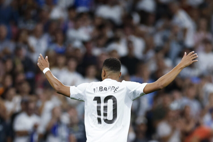 El delantero del Real Madrid Kylian Mbappé celebra su gol contra el Villarreal, durante el partido de la jornada 8 de LaLiga. EFE/ Javier Lizón