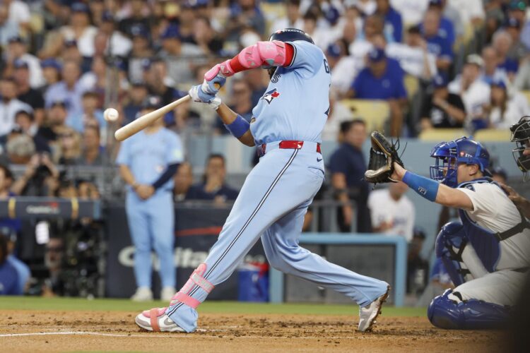 Vladimir Guerrero, primera base canadiense de origen dominicano, conecta un jonrón para los Azulejos de Toronto en el cuarto juego de la Serie Mundial que ganó su equipo a los Dodgers de Los Angeles para dejar el pulso en 2-2. EFE/EPA/CAROLINE BREHMAN