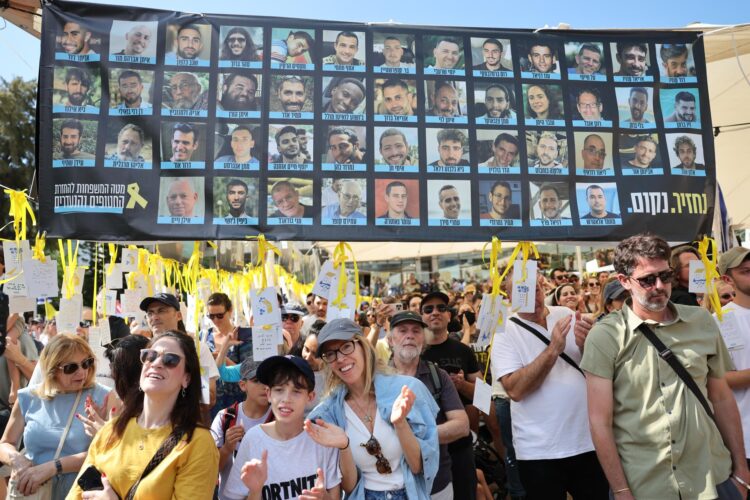 Los israelíes celebran la liberación de los rehenes retenidos por Hamás mientras lo ven en una pantalla en la Plaza de los Rehenes en Tel Aviv, Israel, el 13 de octubre de 2025. Como parte del acuerdo de alto el fuego entre Israel y Hamás, está previsto que el 13 de octubre sean liberados unos 20 cautivos israelíes y alrededor de 2000 prisioneros palestinos. EFE/ABIR SULTAN