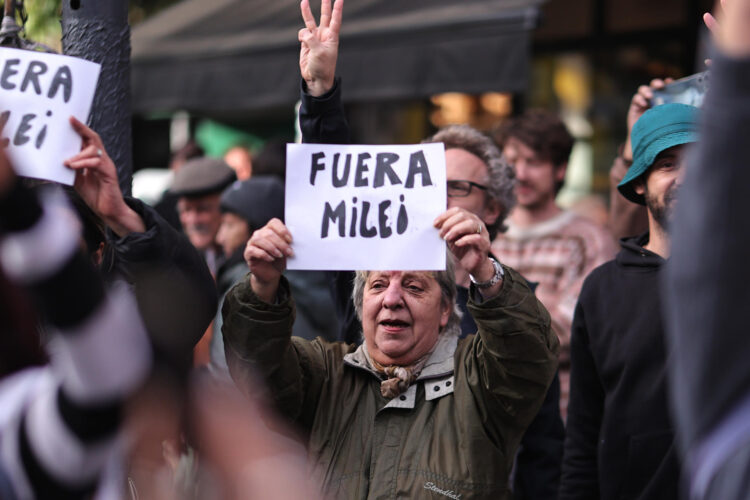 Milei da un concierto de rock en medio de una tormenta política en Argentina